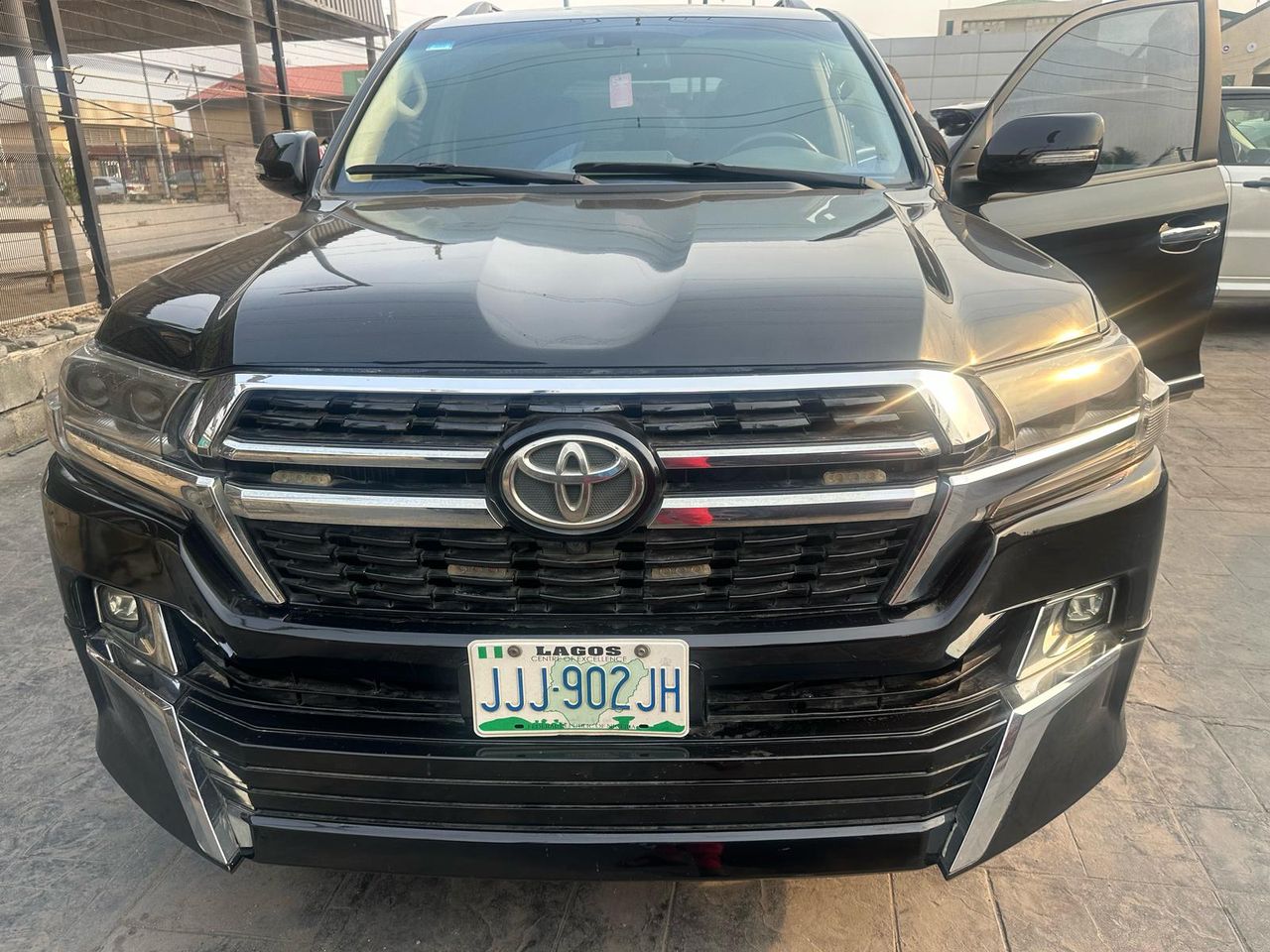 Airport Pickup - TOYOTA LANDCRUISER