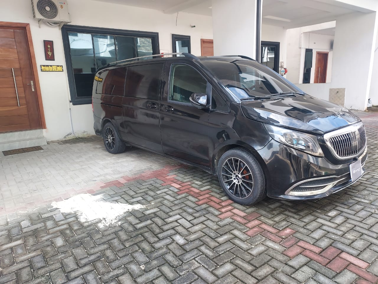 Airport Pickup - BENZ VIANO (7 SEATER MINIVAN/BUS)