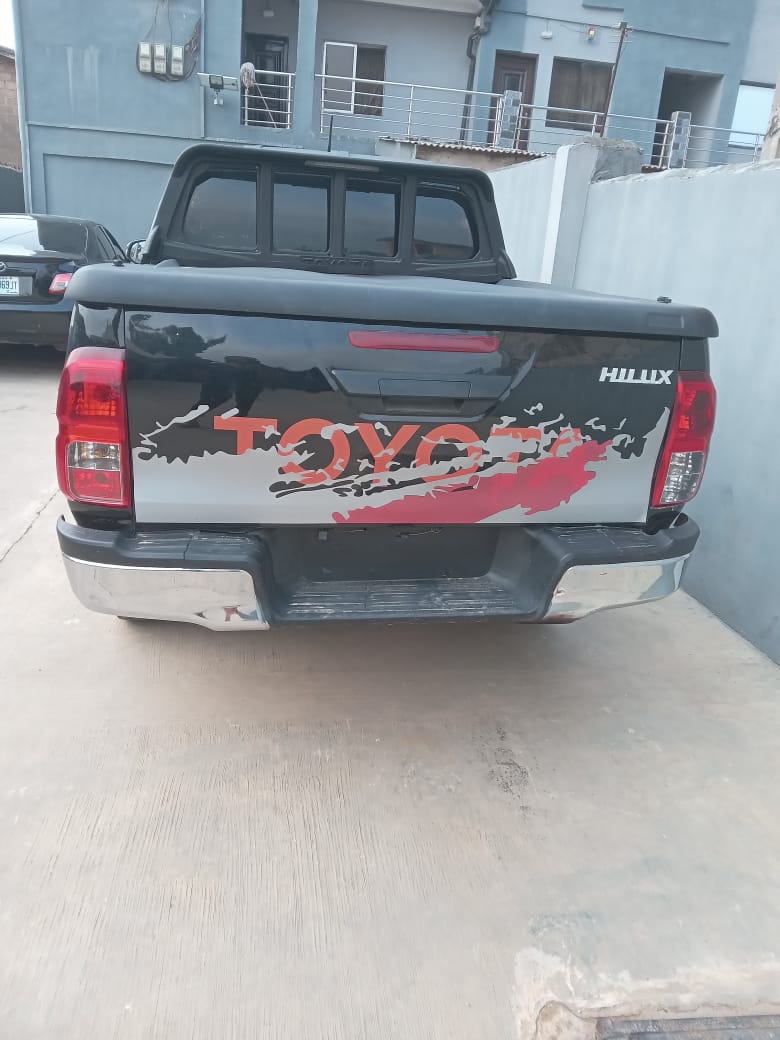 Airport Pickup - Toyota Hilux Pickup (Black Edition)